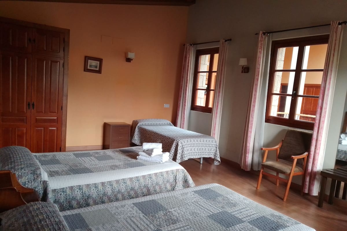 Kolmen hengen huone, näköala puutarhaan | Ylelliset vuodevaatteet, Select Comfort -patjalliset sängyt