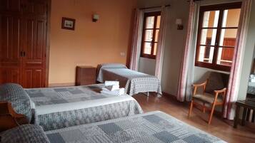 Driepersoonskamer, uitzicht op tuin | Luxe beddengoed, Select Comfort-bedden, een kluis op de kamer