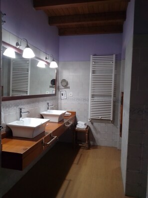 Twin kamer, uitzicht op tuin | Luxe beddengoed, Select Comfort-bedden, een kluis op de kamer