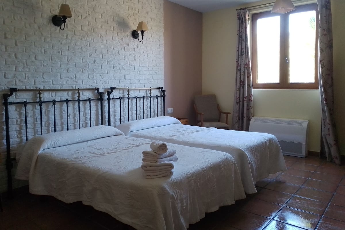 Phòng 2 giường đơn tiện nghi đơn giản | Bộ đồ giường cao cấp, nệm Select Comfort, két bảo mật tại phòng, bàn 