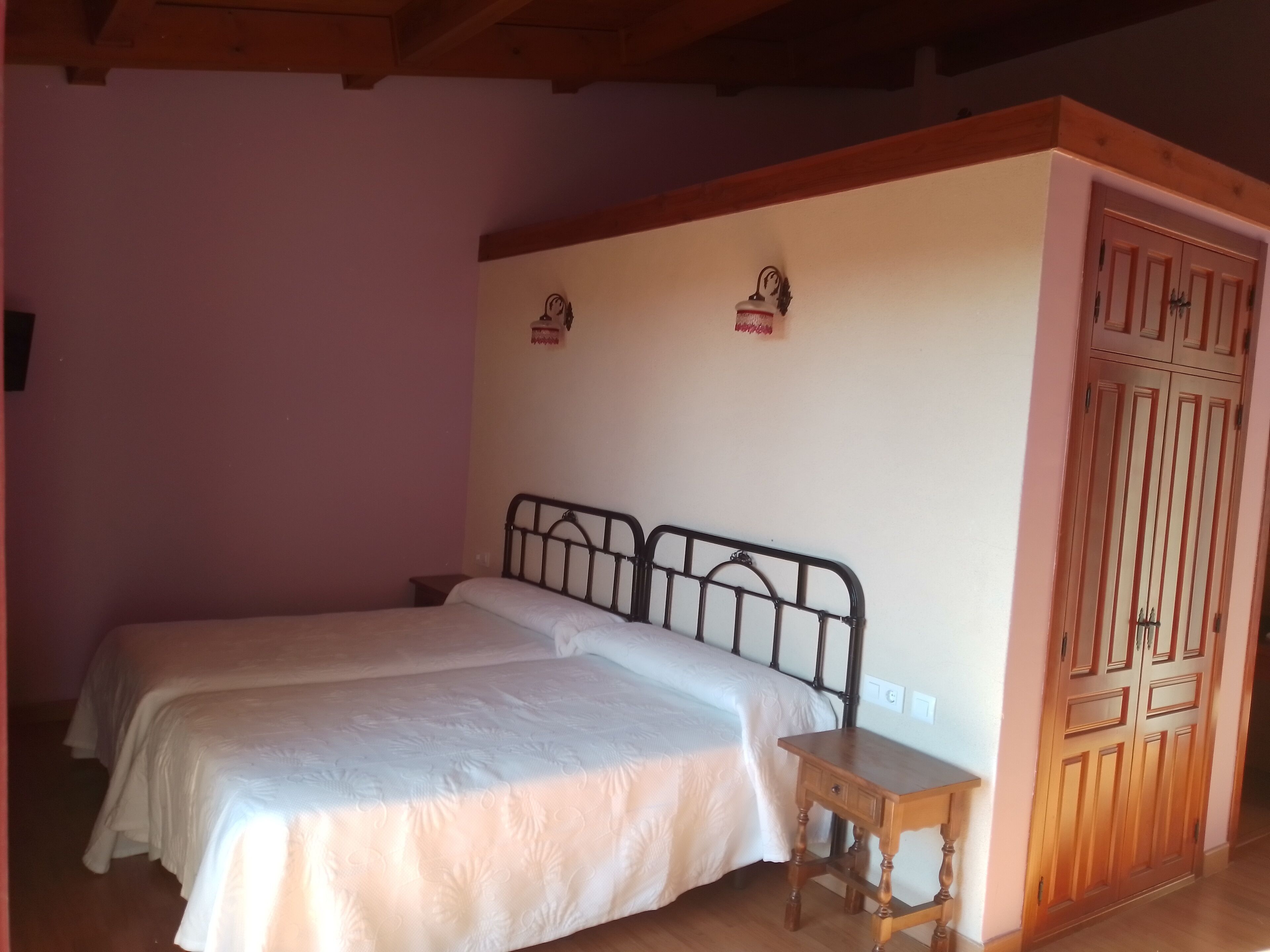 Habitación con 2 camas individuales | Ropa de cama de alta calidad, colchones Select Comfort, caja fuerte