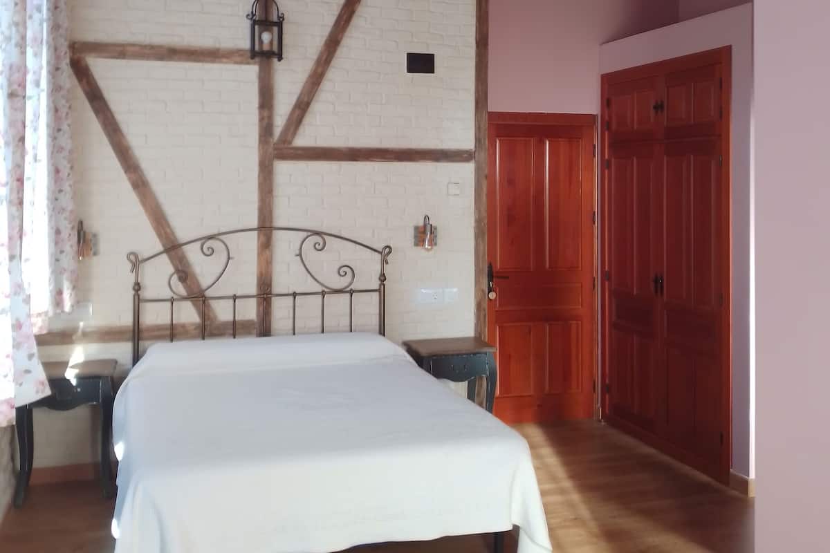 Phòng đôi tiện nghi đơn giản, 1 giường đôi | Bộ đồ giường cao cấp, nệm Select Comfort, két bảo mật tại phòng, bàn 
