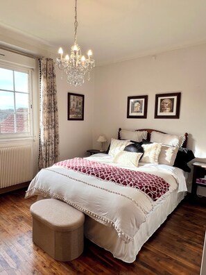 4 bedrooms, desk, iron/ironing board, travel cot