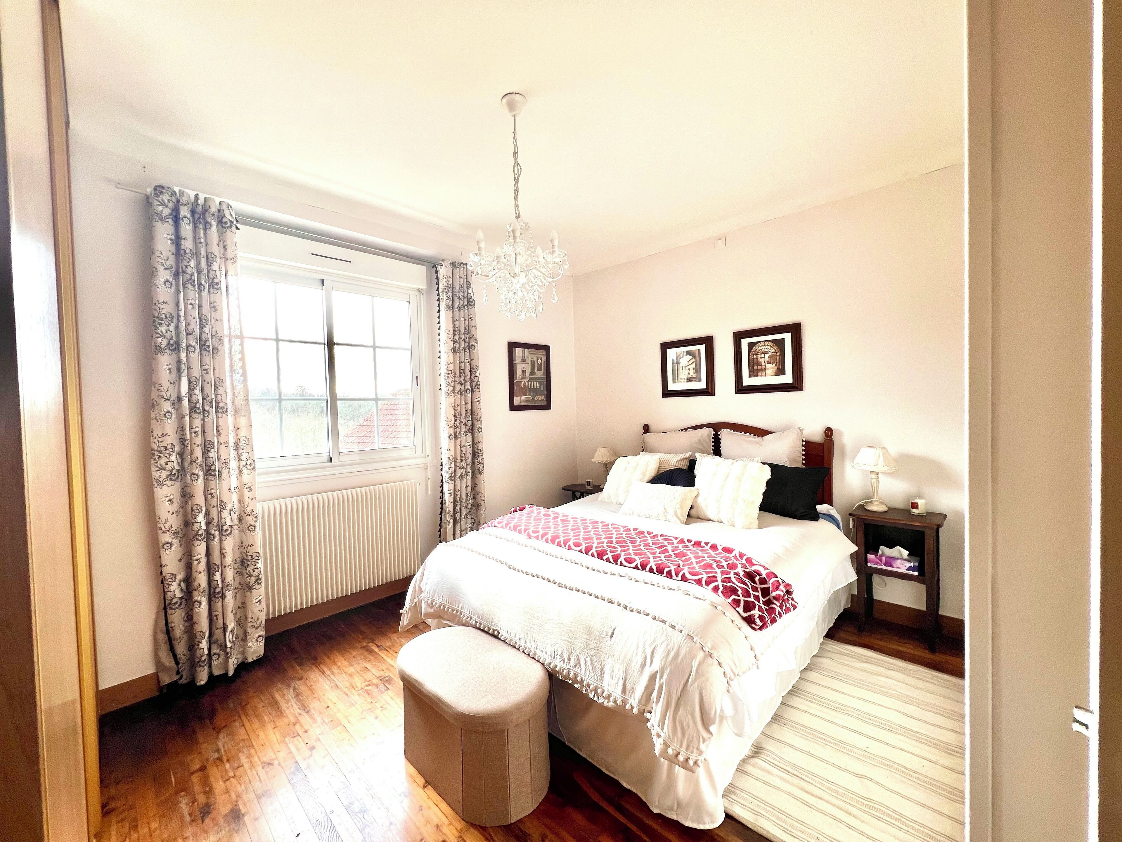 4 bedrooms, desk, iron/ironing board, travel crib