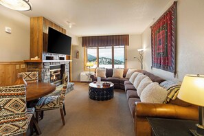 Smart TV, fireplace, DVD player, books - Ski in-Ski out Morning Eagle 3-bedroom condo in Whitefish (Whitefish)