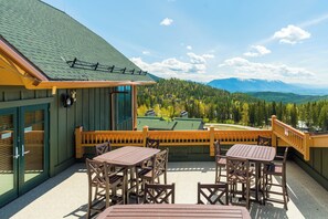 Outdoor dining - Ski in-Ski out Morning Eagle 3-bedroom condo in Whitefish (Whitefish)