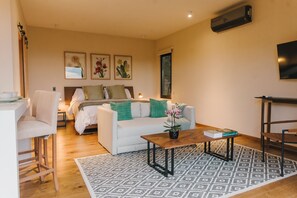 Cabaña, balcón, vista a la montaña | Ropa de cama de alta calidad y caja de seguridad en la habitación 