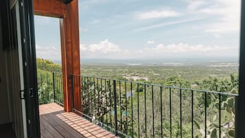 Cabaña, balcón, vistas a la montaña | Ropa de cama de alta calidad, caja fuerte, mobiliario individual