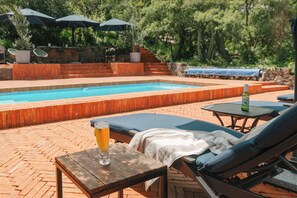 Alberca al aire libre y alberca climatizada