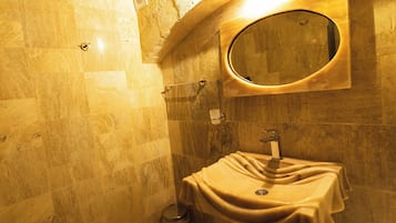 Sèche-cheveux, serviettes fournies, savon, papier toilette