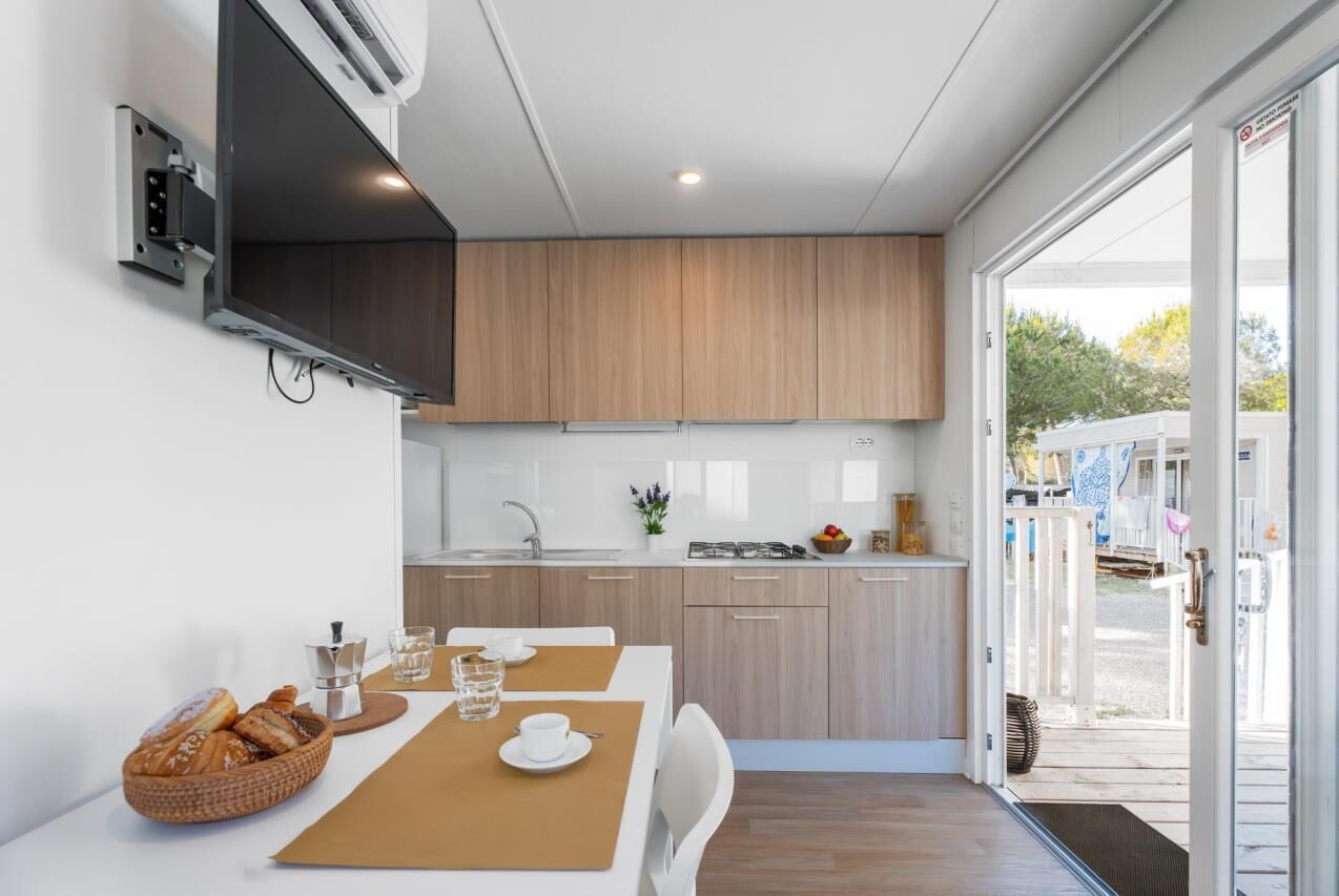 Een koelkast, een kookplaat, een kinderstoel