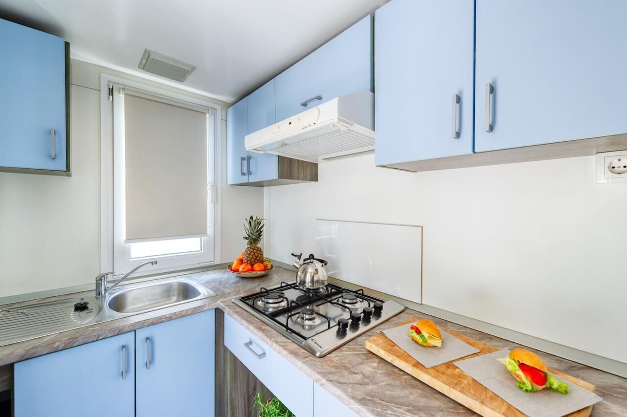 Frigorífico, microondas, cafetera o tetera y trona infantil