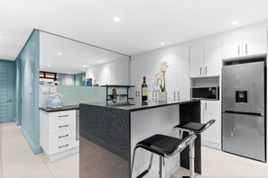 Kühlschrank, Mikrowelle, Ofen, Herdplatte