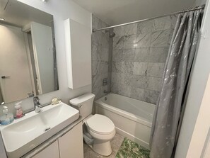 Haartrockner, Handtücher, Seife, Toilettenpapier