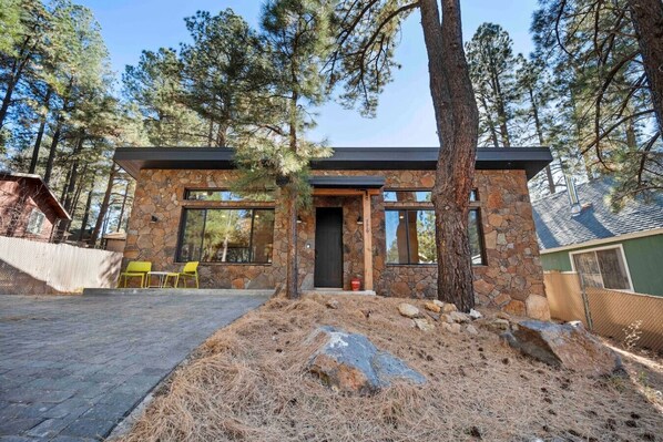 Exterior - Modern Flagstaff Wood Cabin Home/Forest Views (Flagstaff)