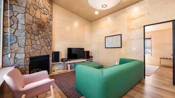 Smart-tv, eldstad och en stereo