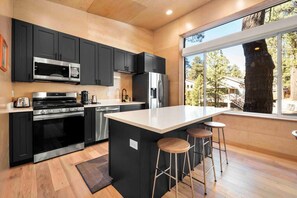 Jääkaappi, mikroaaltouuni, uuni, liesi