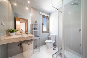 Een douche, handdoeken