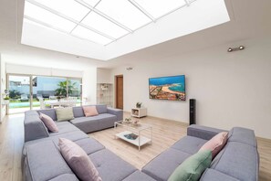Smart TV, table tennis