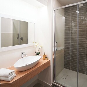 Deluxe driepersoonskamer, sauna, uitzicht op stad | Badkamer | Badjassen