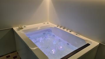 Tripla Luxury, balcone, vista cittĂ , vasca idromassaggio