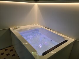 Tripla Luxury, balcone, vista città, vasca idromassaggio | Blackout drapes, soundproofing, iron/ironing board (on request)
