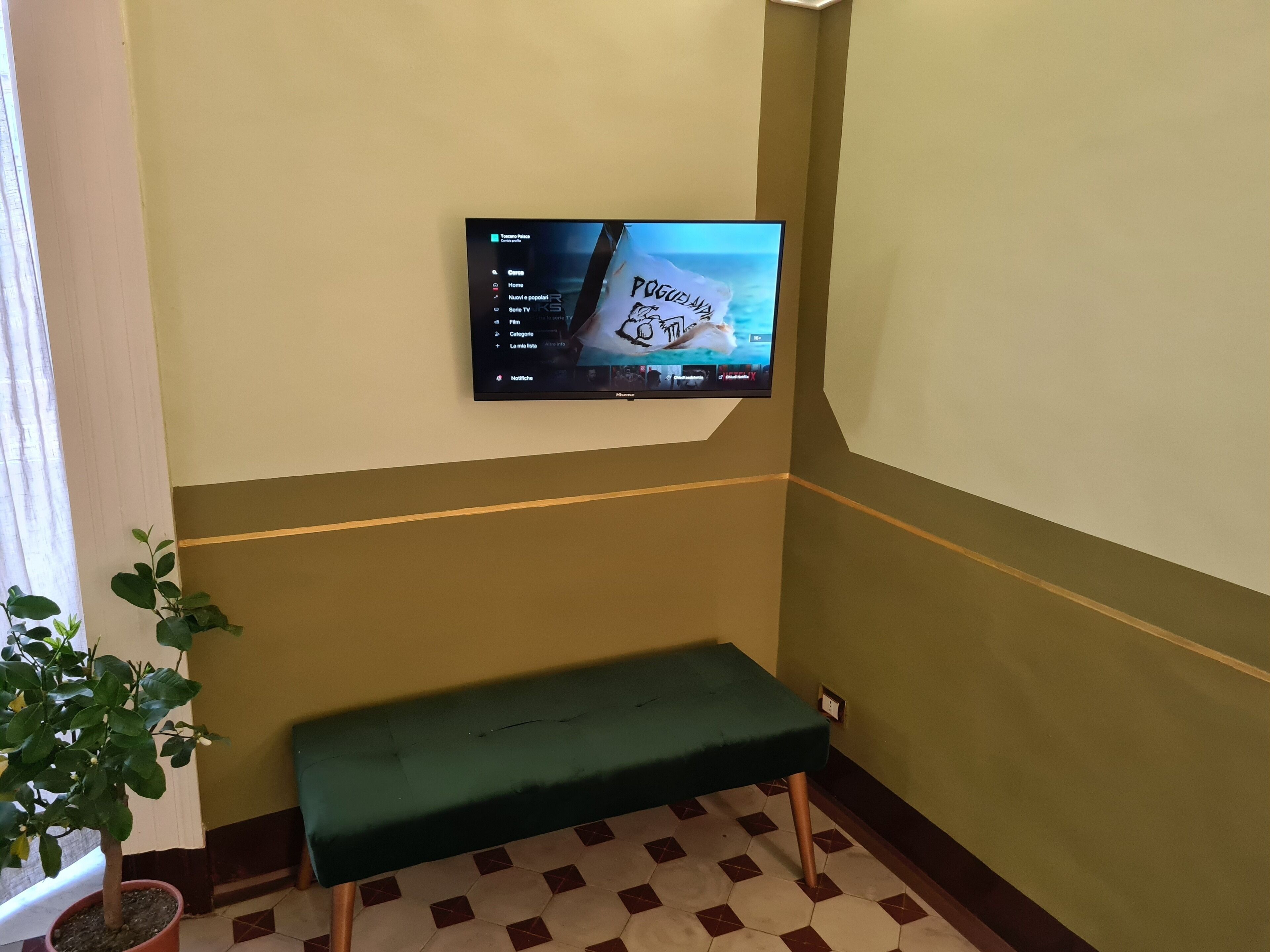 Tripla Luxury, balcone, vista città, vasca idromassaggio | Blendingsgardiner, lydisolert, strykejern/-brett og wi-fi (inkludert)