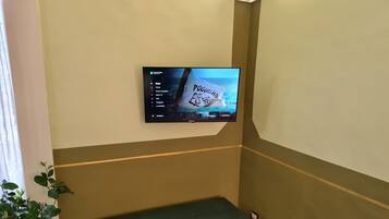Tripla Luxury, balcone, vista città, vasca idromassaggio | Blendingsgardiner, lydisolert, strykejern/-brett og wi-fi (inkludert)