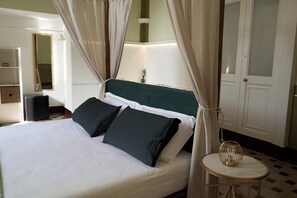 Tripla Luxury, balcone, vista città, vasca idromassaggio | Cortinas blackout, insonorización y tabla de planchar con plancha 