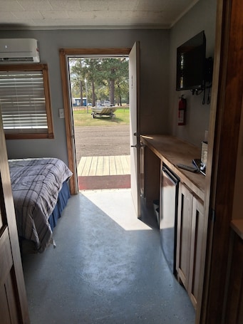 1 bedroom, WiFi, bed sheets. Charming remodeled motel room in Hemphill with Wi-Fi, mini fridge & microwave.