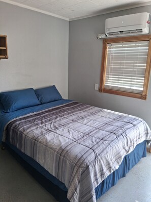 1 bedroom, WiFi, bed sheets - Charming remodeled motel room in Hemphill with Wi-Fi, mini fridge & microwave. (Hemphill)
