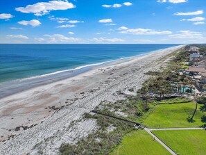 Plage, chaises longues, serviettes de plage
