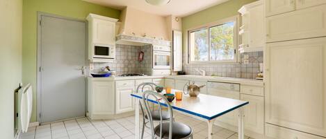 冷蔵庫、電子レンジ、オーブン、食器洗い機