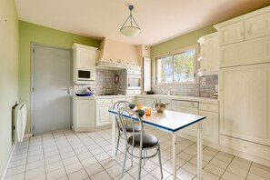 Refrigerador, microondas, horno, lavavajillas