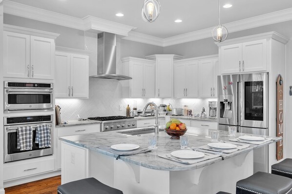 Réfrigérateur, four à micro-ondes, un four, cafetière-théière