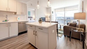 Deluxe Apartment, Kitchen | Private kitchen | Full-size fridge, microwave, oven, stovetop - Atlantic Station West (Stamford)