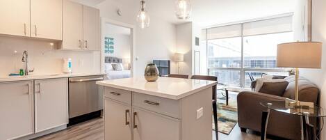 Apartamento luxo, cozinha | Cozinha privada | Geladeira grande, micro-ondas, fogão, cooktop