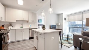 Deluxe Apartment, Kitchen | Private kitchen | Full-size fridge, microwave, oven, stovetop - Atlantic Station West (Stamford)