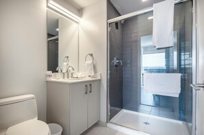 Deluxe Apartment, Kitchen | Bathroom - Atlantic Station West (Stamford)