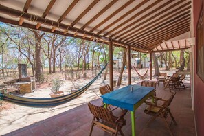 Outdoor dining - Linda House, Playa Maderas (Rivas)