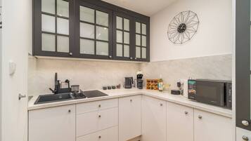 Fridge, microwave, stovetop, dishwasher