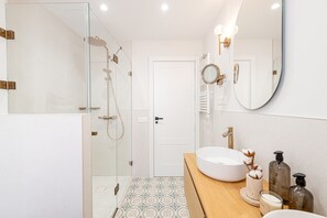 Douche, séchoir à cheveux, serviettes fournies, savon
