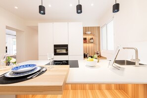 Refrigerador, microondas, horno y parrilla de estufa 