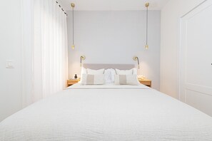 3 chambres, bureau, fer et planche à repasser, lit de bébé portatif