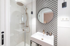 Dusche, Haartrockner, Handtücher, Seife