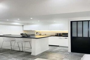 Kjøleskap, mikrobølgeovn, kokeplater og kaffetrakter/tekoker