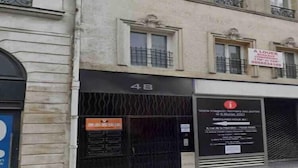 A building with a sign reading "A LOUER BUREAU" and a number "48" above the entrance.