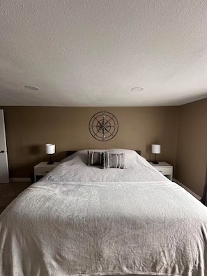 3 bedrooms, iron/ironing board, free WiFi, bed sheets - Indoor Fish Cleaning - Darts - Poker - Newly Remodeled  (Genoa)