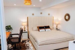 5 bedrooms, desk, iron/ironing board, WiFi - Waterfront Georgian Bay Villa · Sauna, King Bed, Game Room, 5BR (Wasaga Beach)