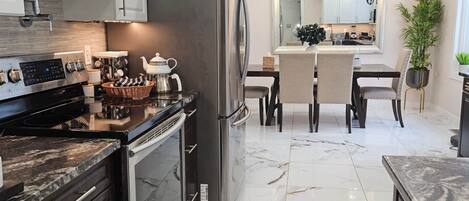 Jääkaappi, mikroaaltouuni, uuni, liesi